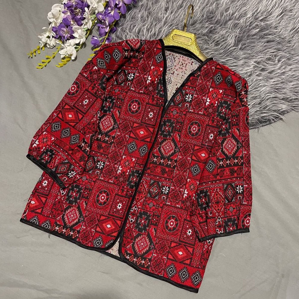 کت سنتی ، نمادی از زیبایی و انسانیت در دنیای مدرن است. با ریشه هایی عمیق در تاریخ، این پارچه تاریخی از زمان های دور به ما روایتی از زیبایی و شکوه گذشته را می دهد.